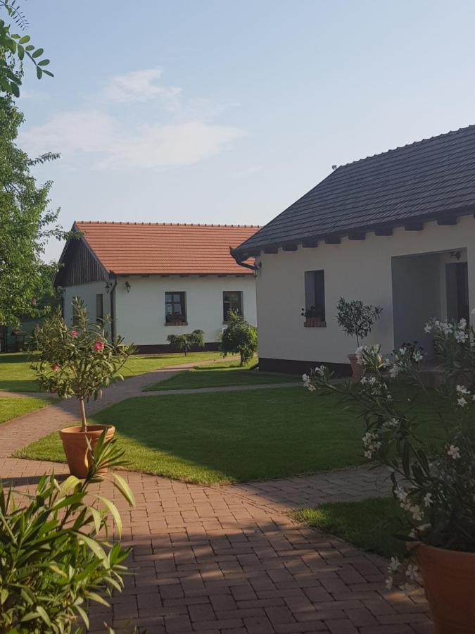 Tóth Vendégház és Apartmanház Újfehértó Extérieur photo