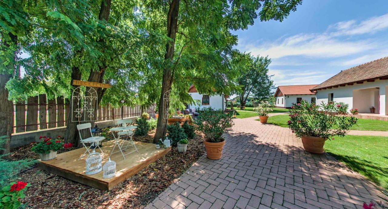 Tóth Vendégház és Apartmanház Újfehértó Extérieur photo