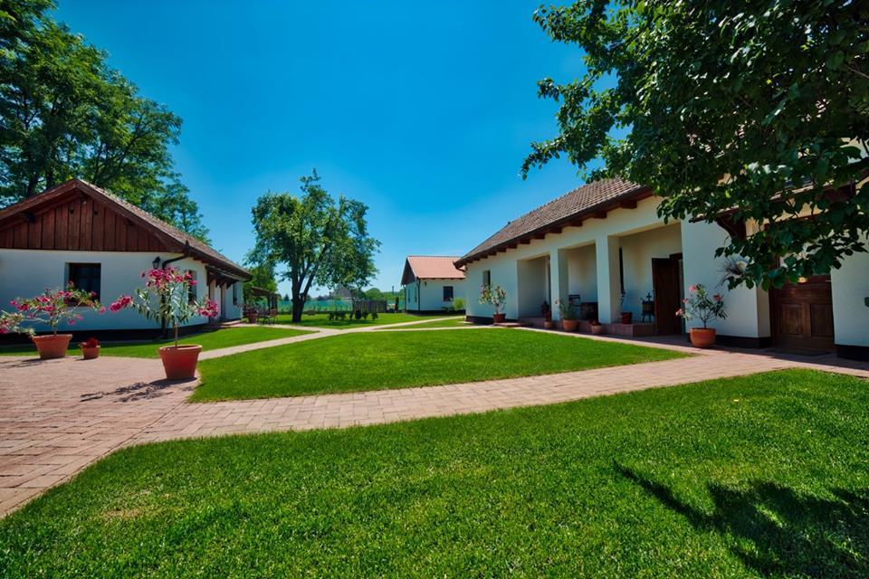 Tóth Vendégház és Apartmanház Újfehértó Extérieur photo
