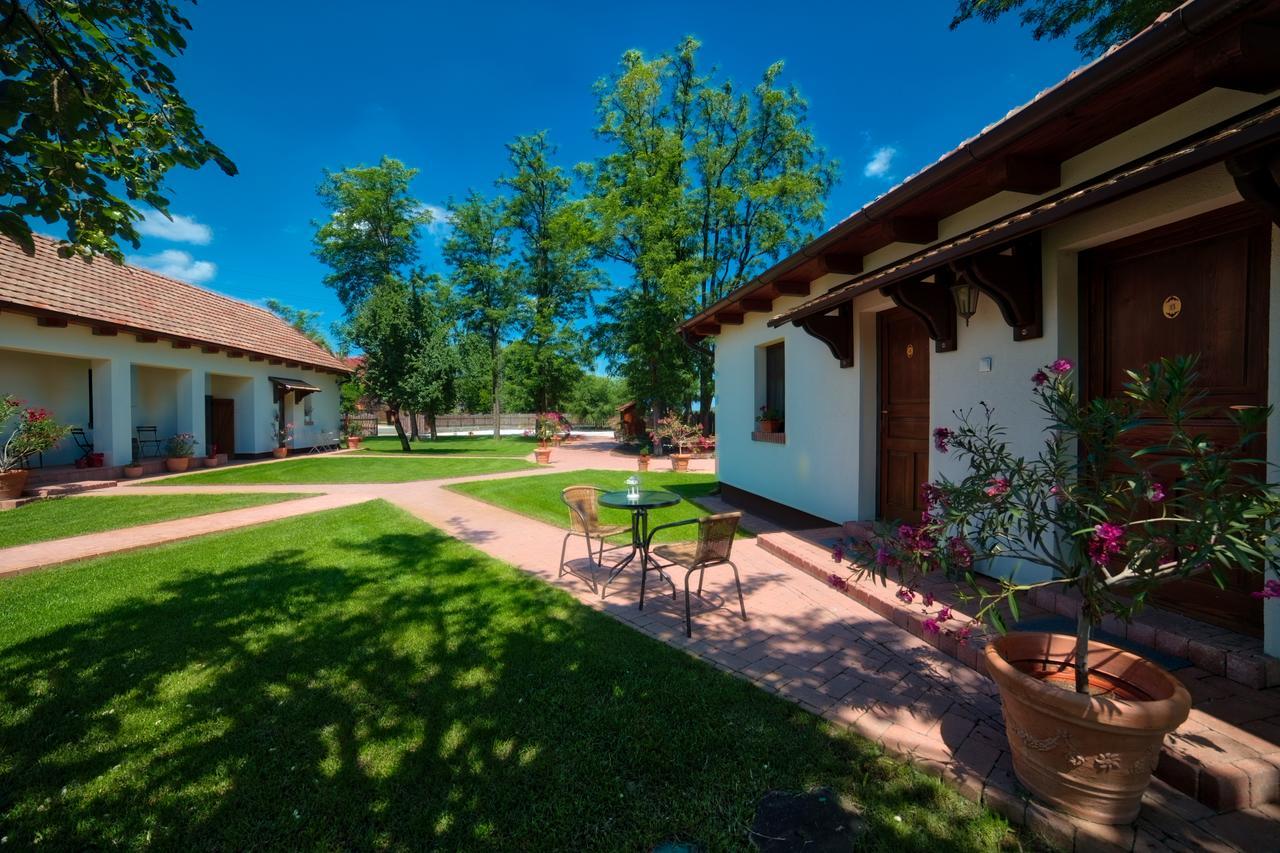 Tóth Vendégház és Apartmanház Újfehértó Extérieur photo
